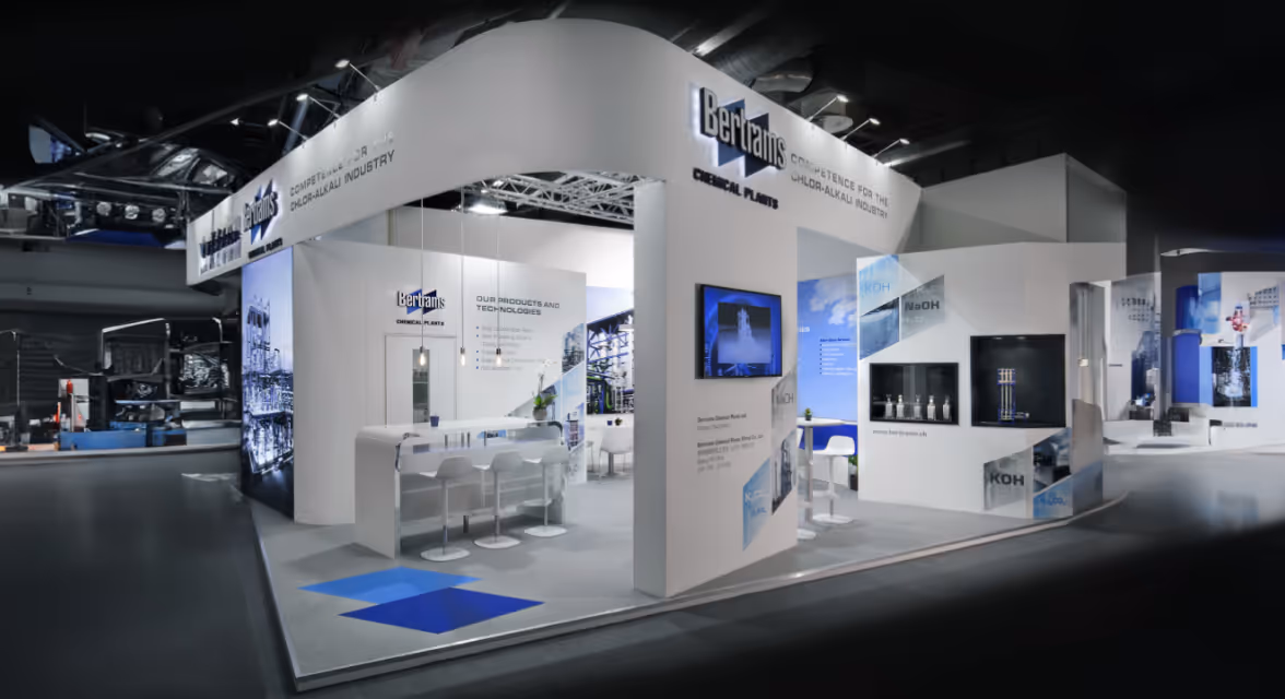 Bertrams Messestand mit blau-weißen Elementen.