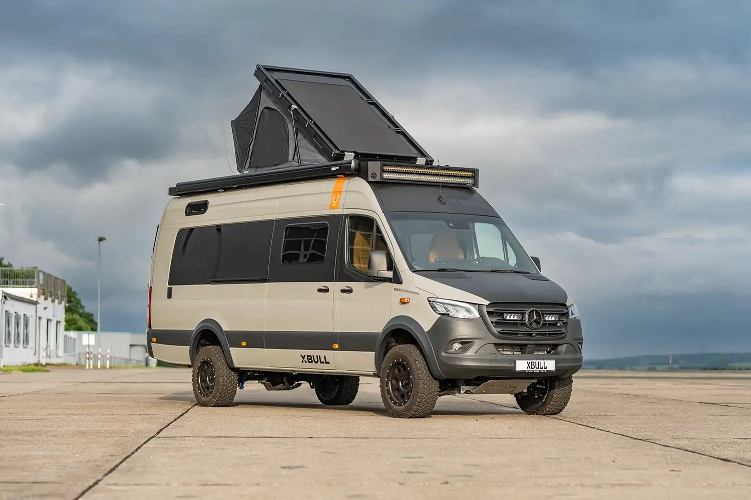 2 x Zusatz-Scheinwerfer in Kühlergrill