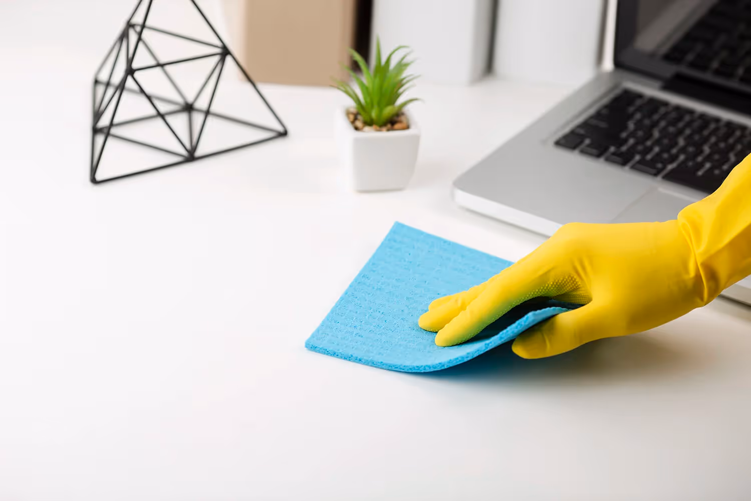 9 Examples of Squeaky Clean Desk Policy Posters