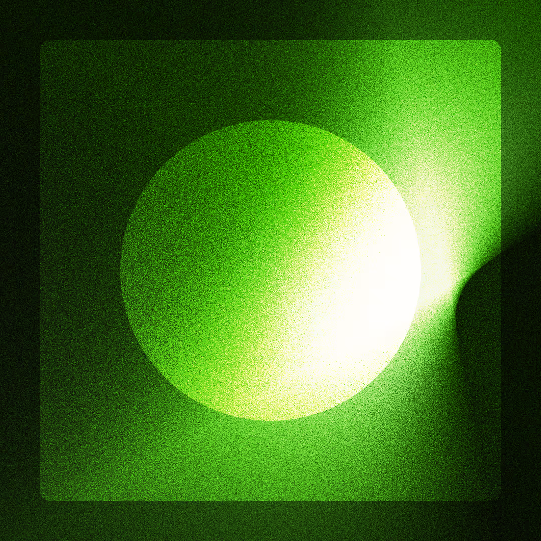 Sphère lumineuse verte brillante sur un fond carré vert dégradé avec des effets de grain.