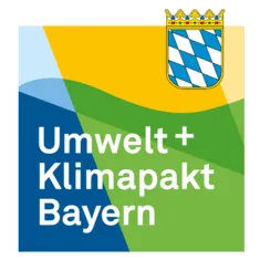 Logo Umwelt- und Klimapakt Bayern mit Bayernwappen auf gelb-grün-blauem Hintergrund.