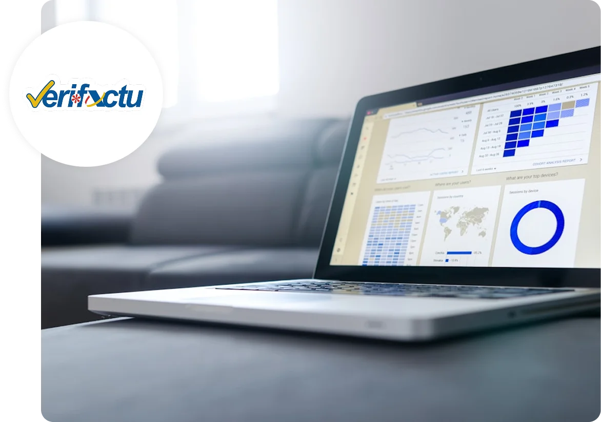 Computadora portátil mostrando gráficos y datos estadísticos en la pantalla, con el logo de Verifctu en la esquina superior izquierda.