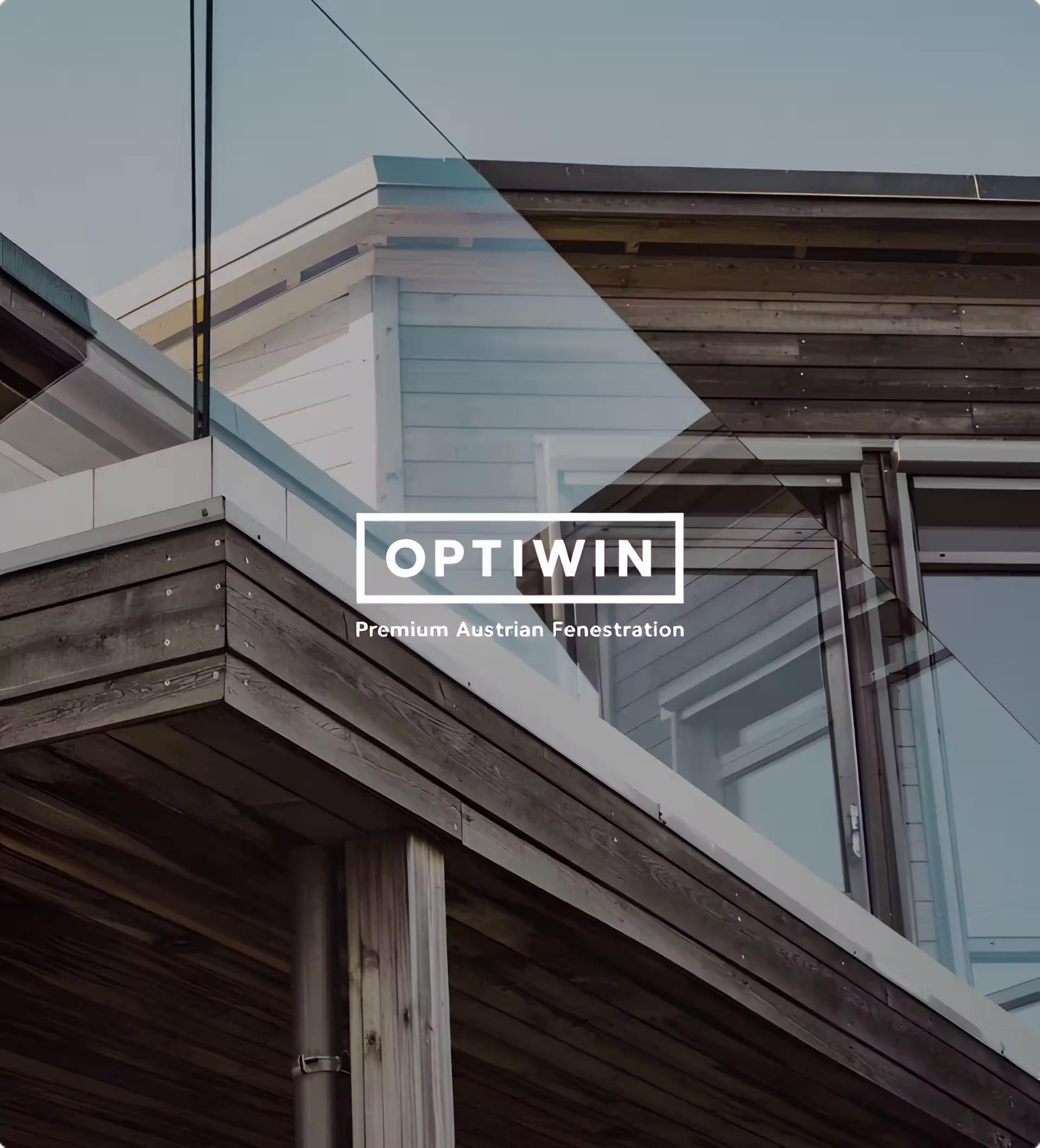 Nahaufnahme moderner Fensterrahmenkonstruktion mit OPTIWIN-Branding für Premium Austrian Fenestration, hebt architektonische Details und hochwertige Verglasungssysteme hervor