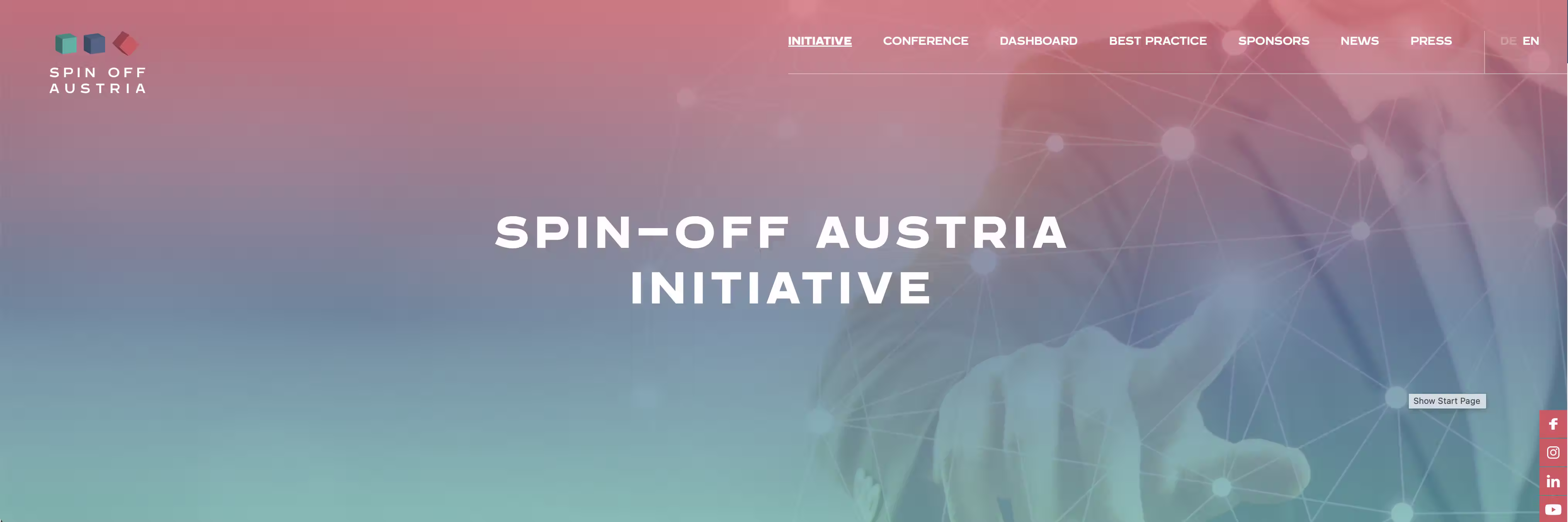 Moderner minimalistischer Showroom mit weißen Wänden, sichtbarer Decke, Kleiderstangen mit schwarzer und bunter Kleidung, großen Pflanzen und zentralem Ausstellungstisch mit bernsteinfarbener Vase