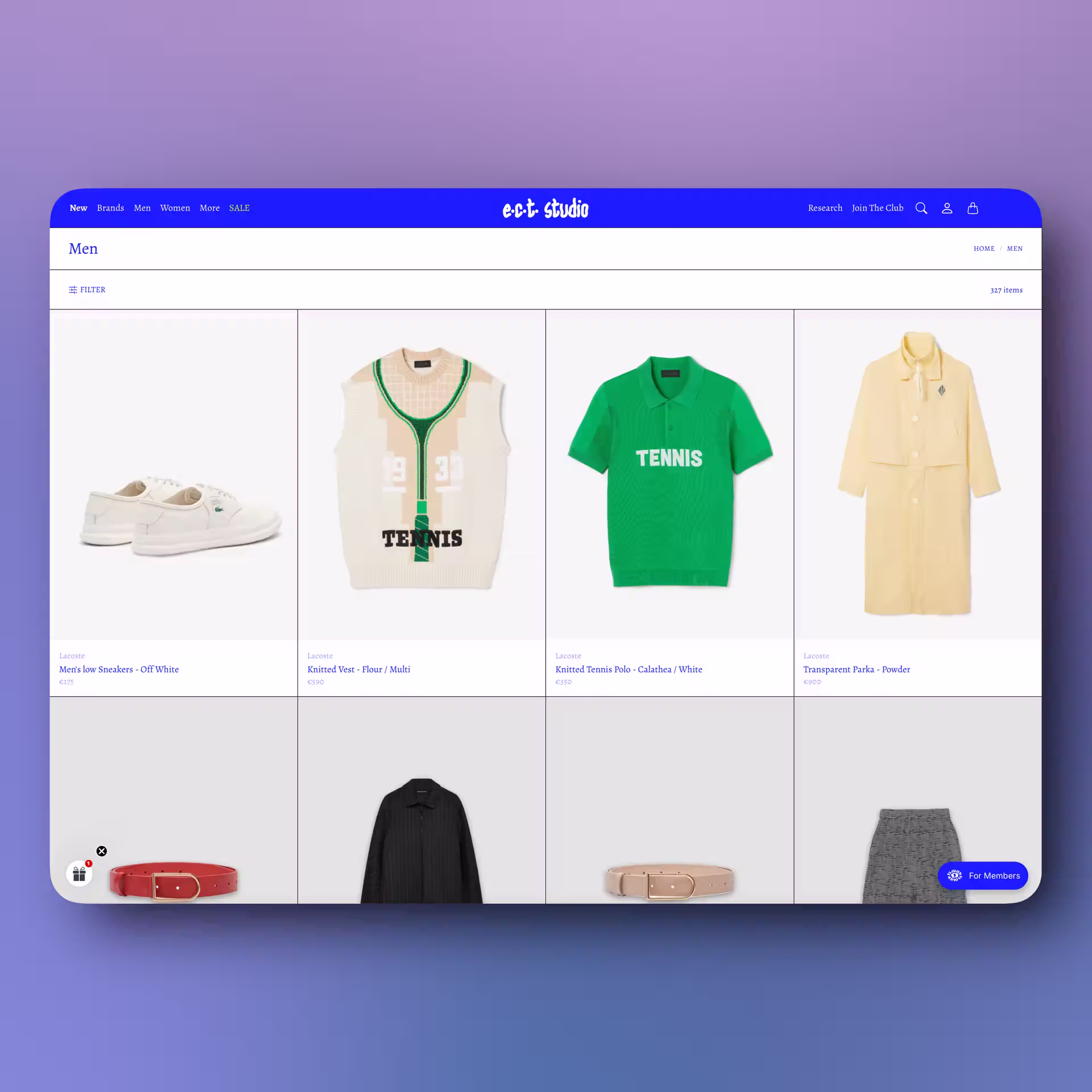 ECT Studio Mode-E-Commerce Produktraster zeigt Herrenbekleidung inklusive weiße Sneaker, gestrickter Tennisweste, grünes Tennis-Poloshirt und gelbe transparente Parka vor violettem Gradientenhintergrund