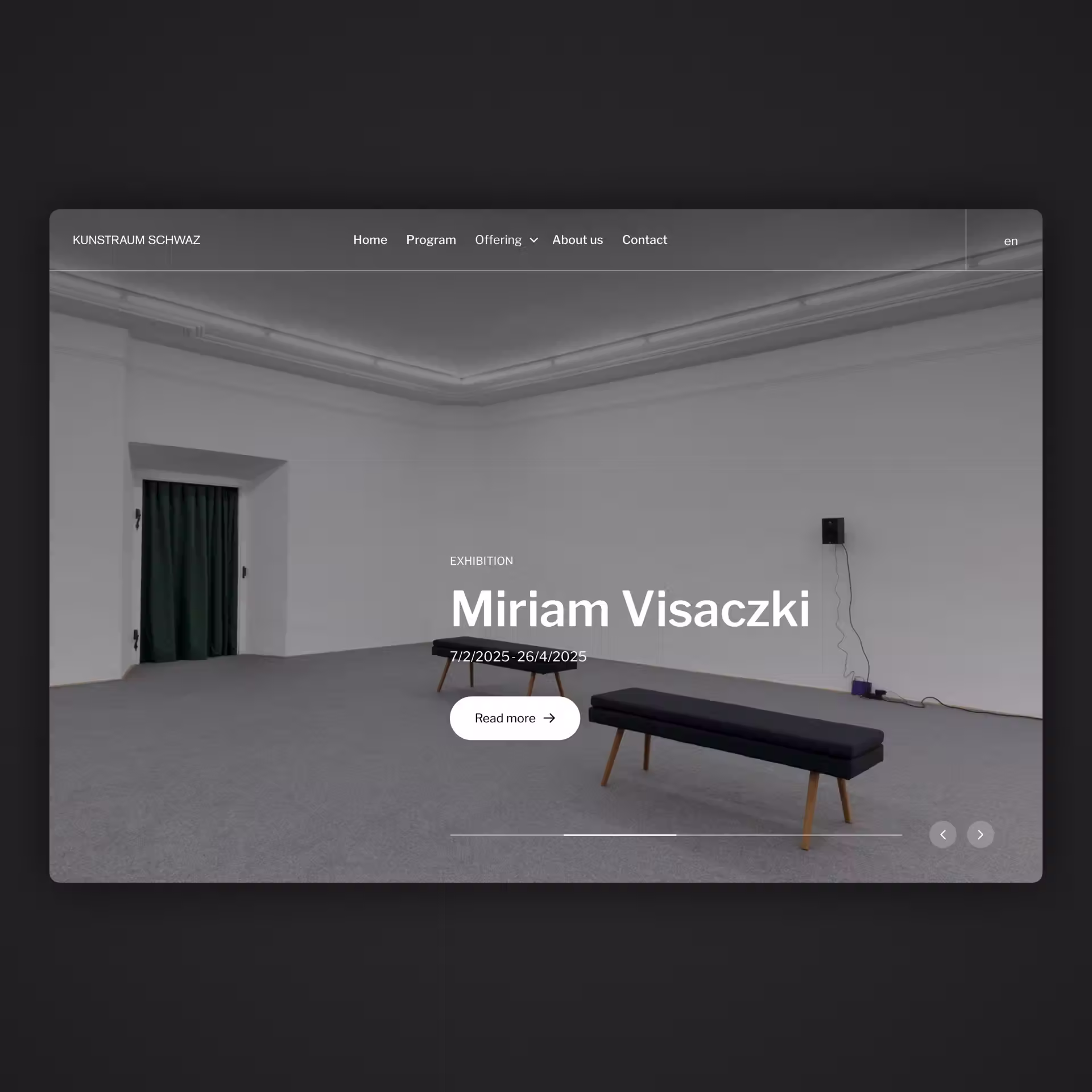 Desktop Kunstraum Schwaz Website mit moderner Navigation und Ausstellungsinfo für Miriam Visaczki mit zwei schwarzen Bänken