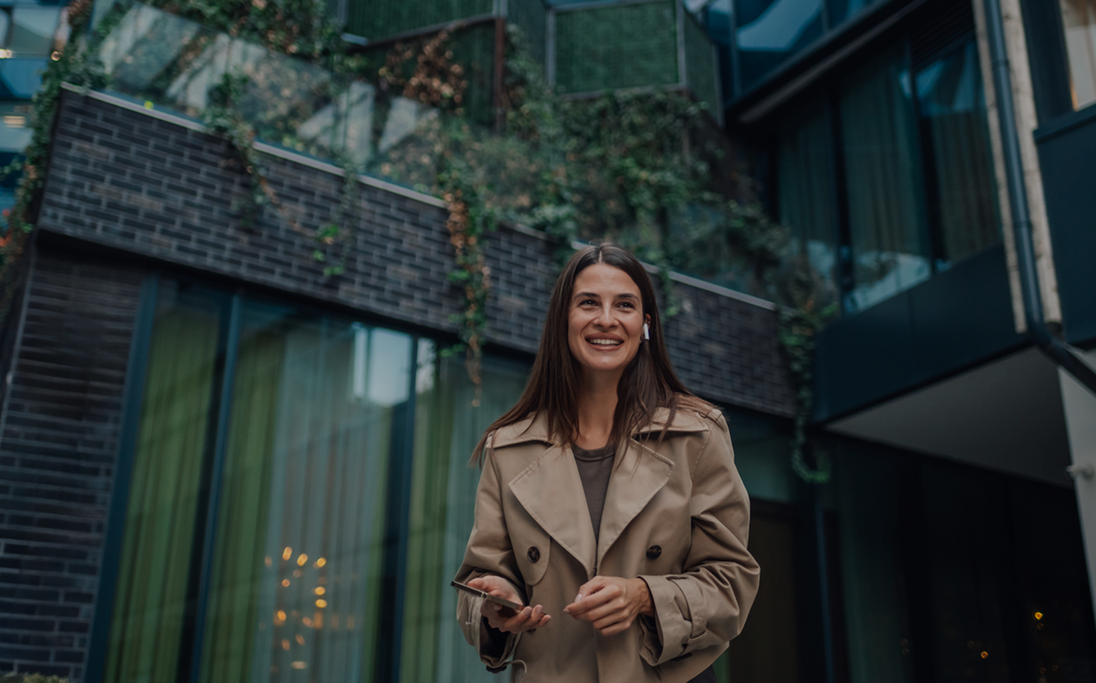Une femme d'affaires devant un immeuble.