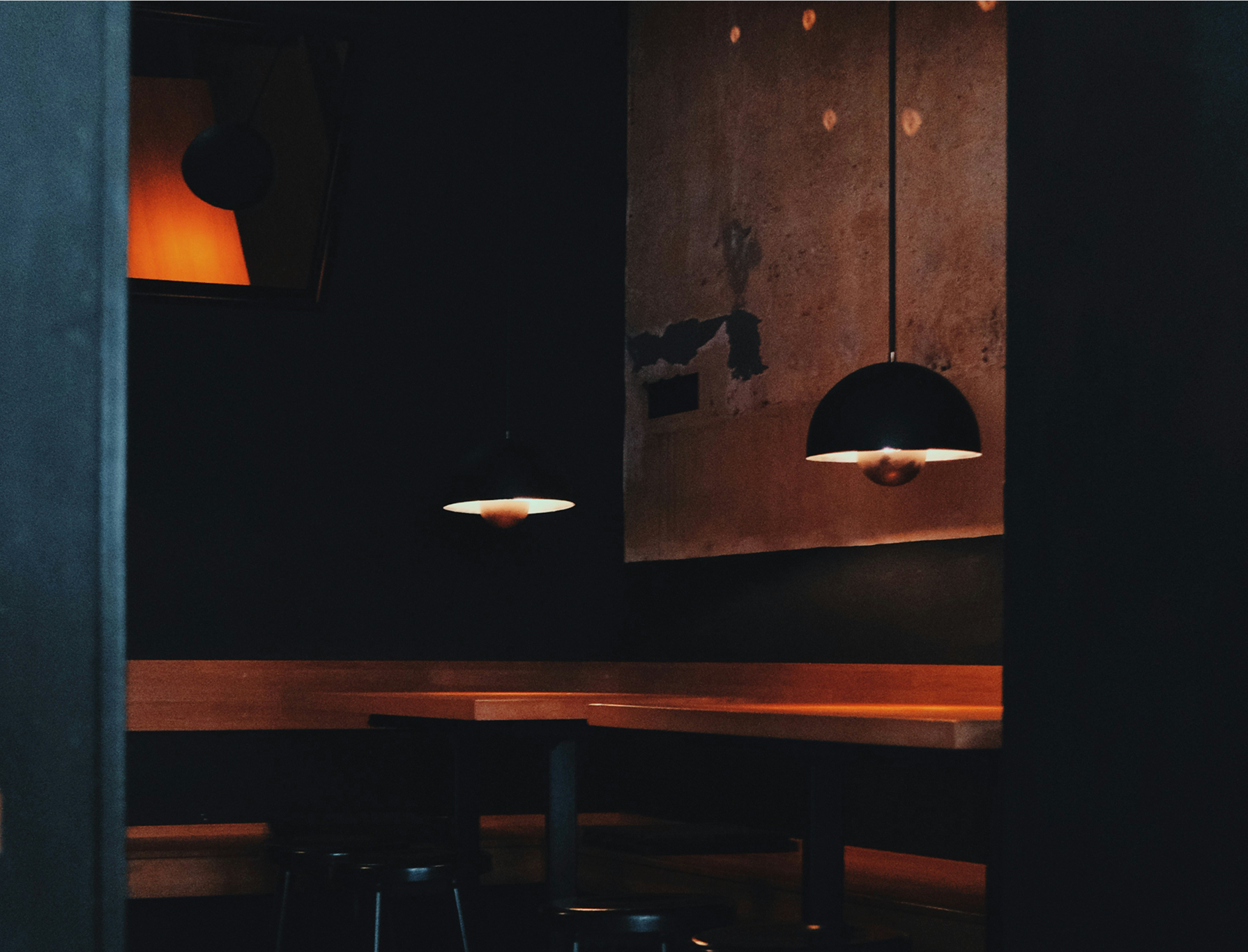 Un intérieur cosy mais industriel aux lumières tamisées.