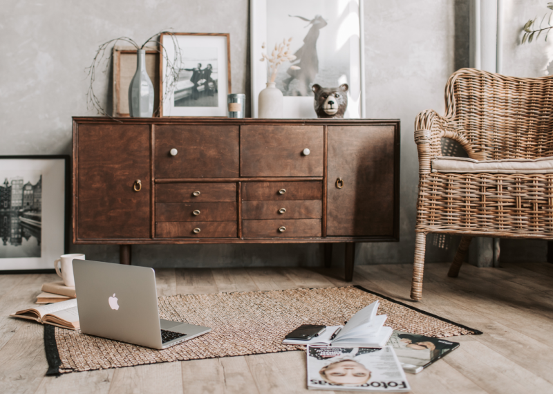 Illustration - bureau assis par terre
