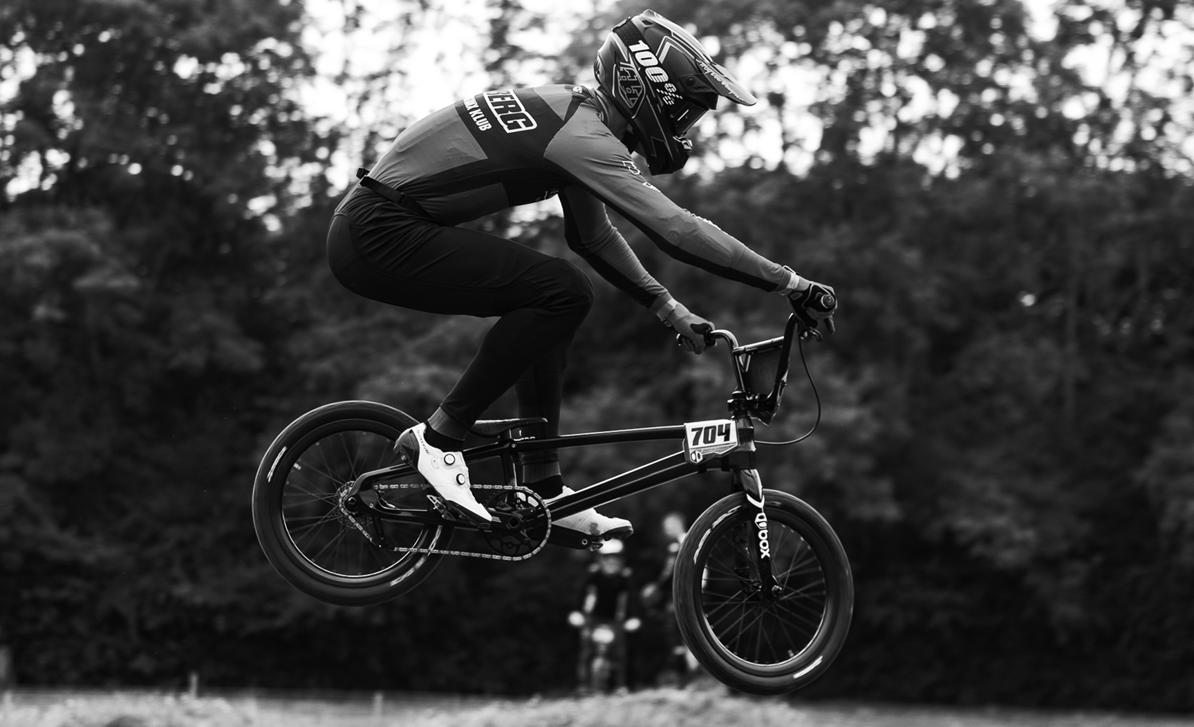 Billed af bmxer der flyver gennemluften