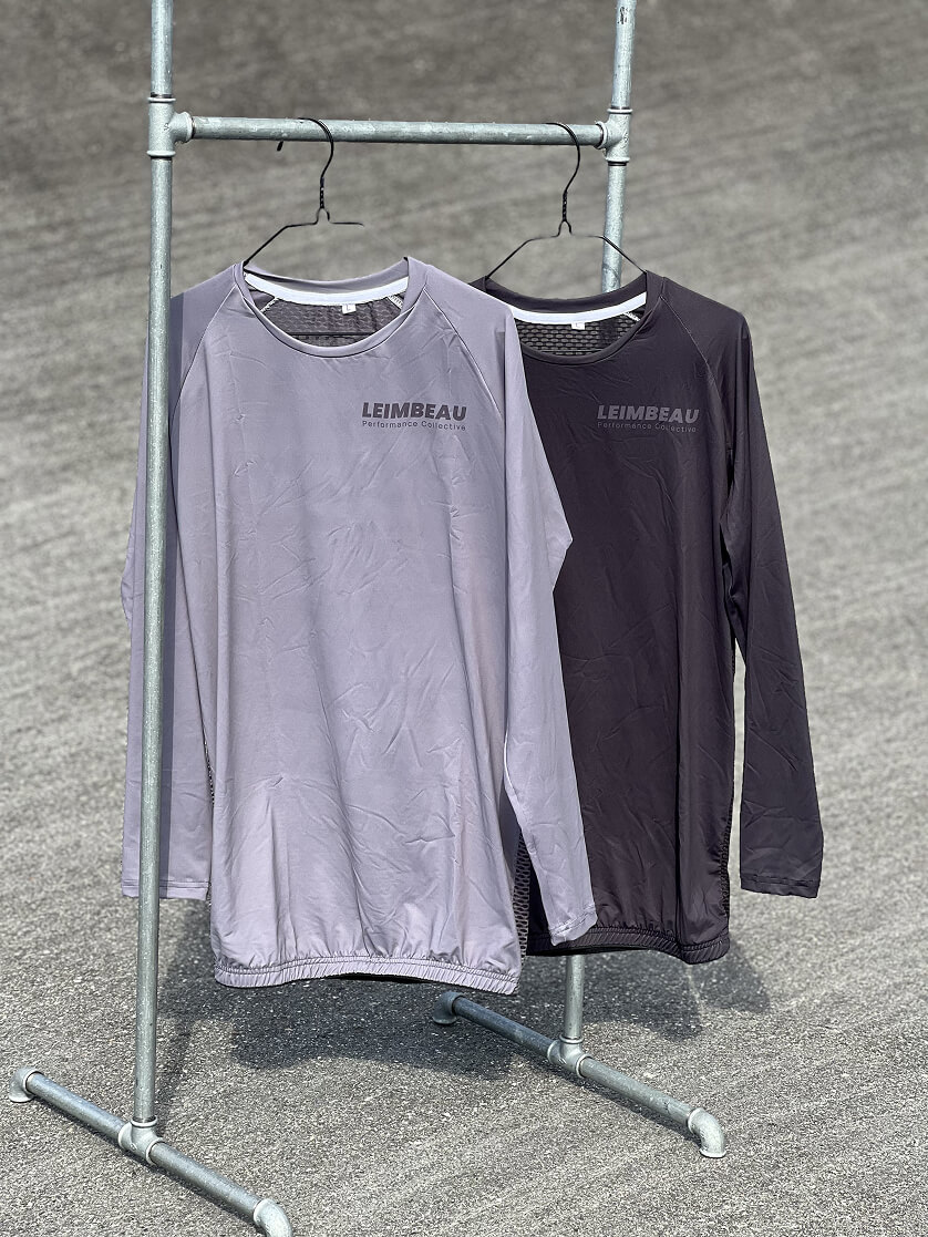 Billede af stativ med 2 Essential jerseys