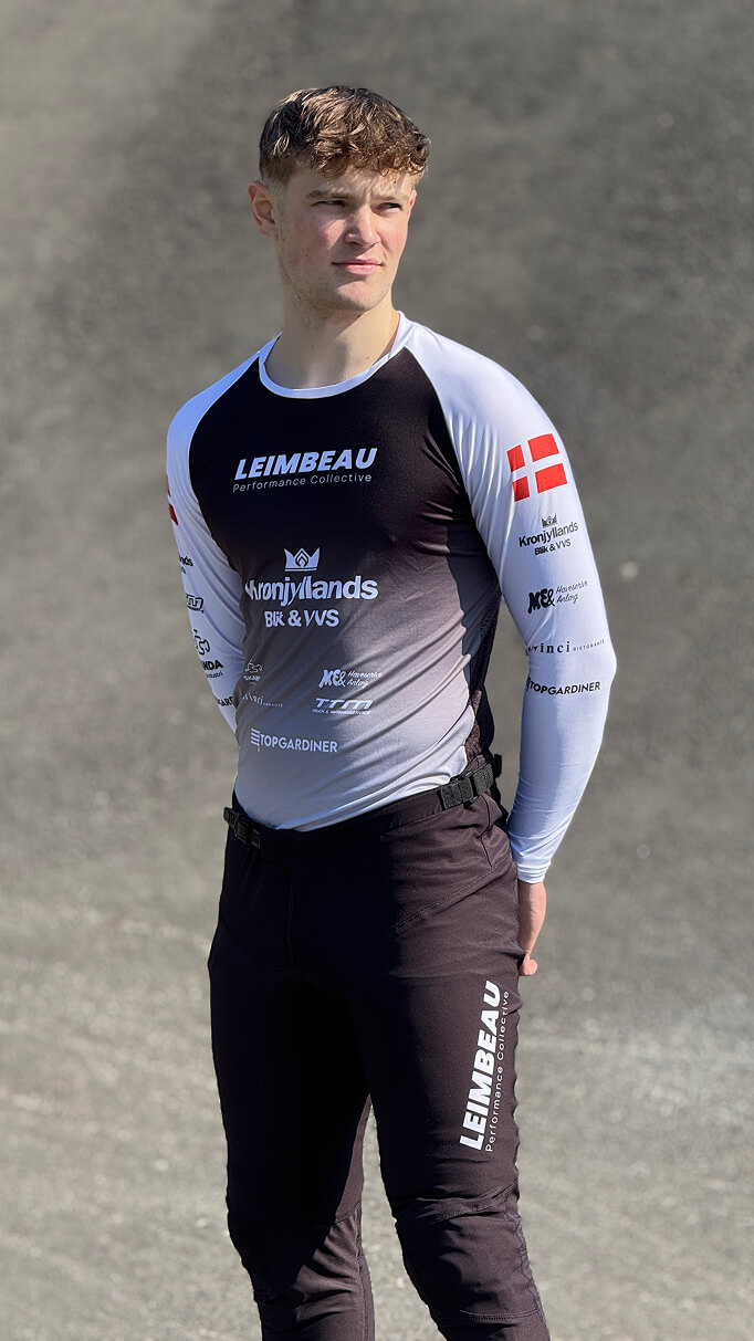 Marcus Leth i Leimbeau custom Jersey i sort til BMX racing, men egne sponsor logoer på trøje