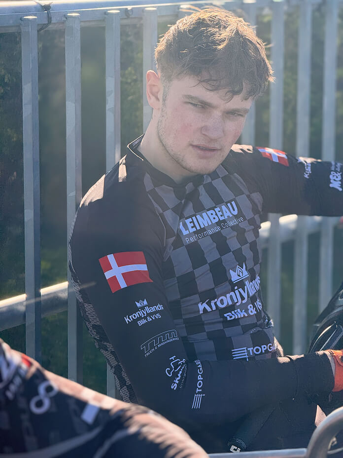 Marcus Leth i Leimbeau custom Jersey i sort til BMX racing, men egne sponsor logoer på trøje