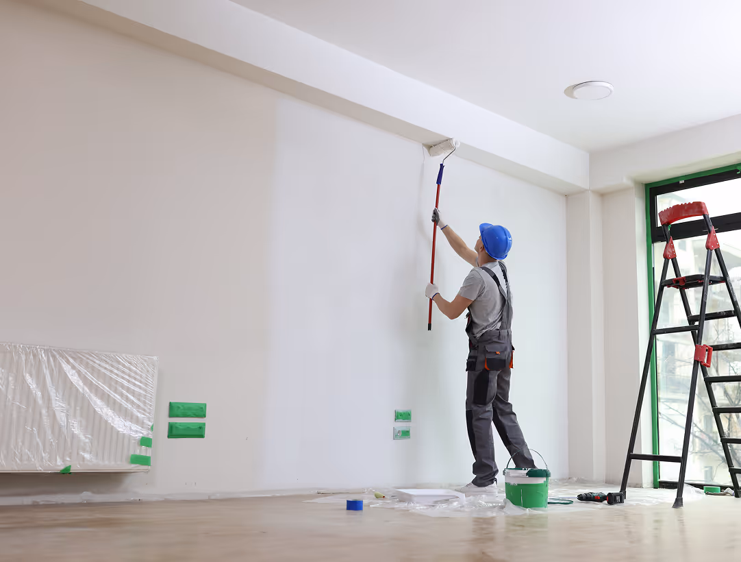 Malerarbeiten in Darmstadt – Wand streichen mit sauberem Kantenabschluss