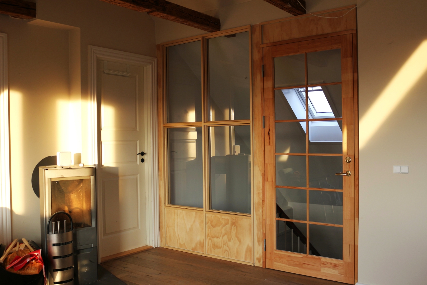 Partition wall with reclaimed glass