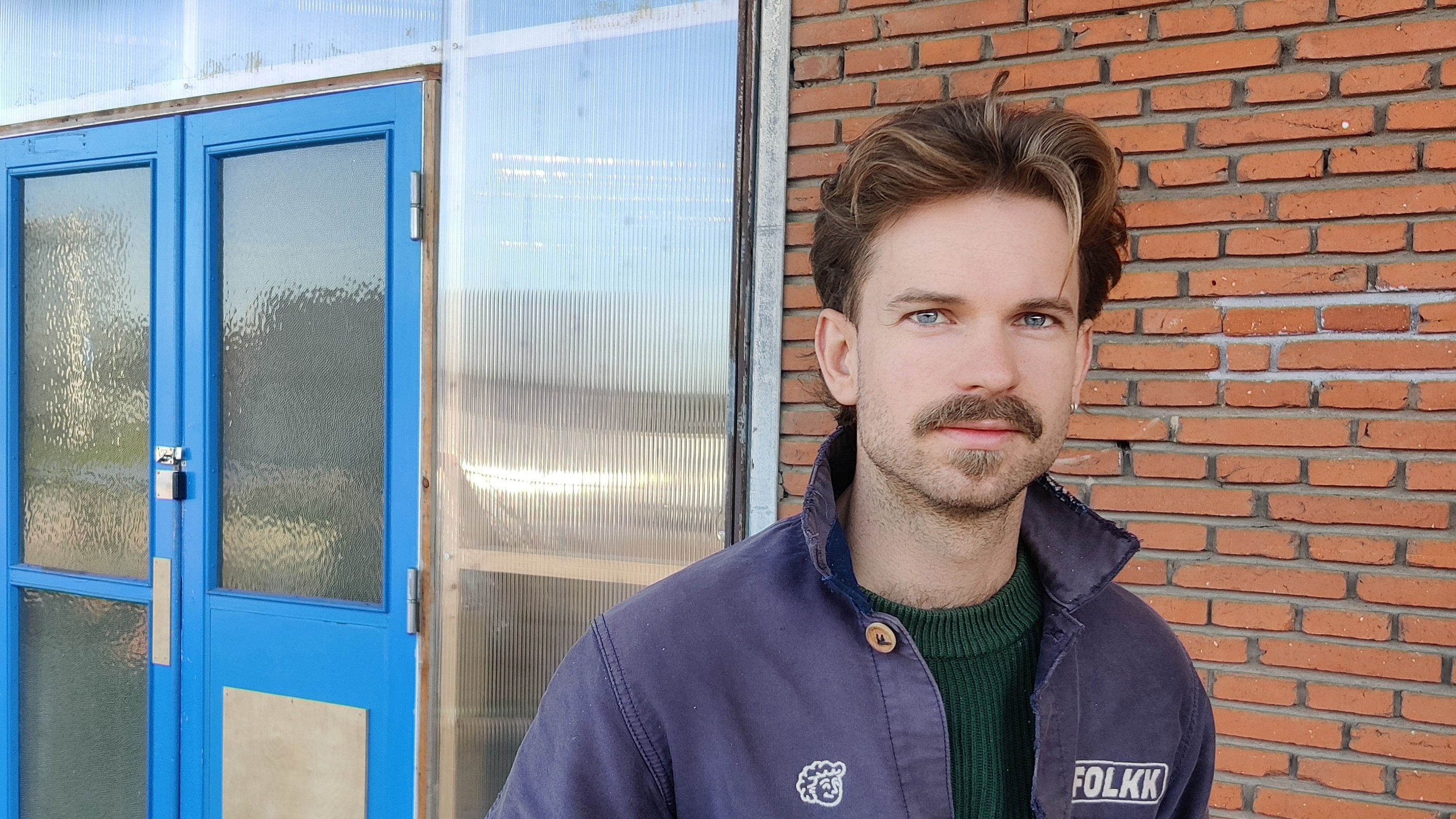 Jeg tror det næste store træk skal være demokratisk ejede og ledte virksomheder. I dem kan vi selv vælge om halvdelen af os skal fyres til fordel for AI agenter. Vi kan selv vælge hvornår vi tager fri, hvor meget vi vil have i løn osv, osv. Hvis de røde fagforeninger igen vil vinde fodfæste kan status quo ikke være løsningen, der skal en ny revolution til, noget der kan fænge en befolkning. 