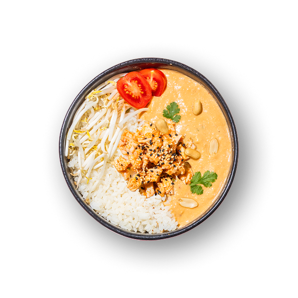 Eine farbenfrohe Schüssel mit weißem Reis, Sojasprossen, cremiger Erdnusssauce, gewürfelten Tomaten, garniert mit Koriander, Erdnüssen und Sesamsamen auf schwarzem Hintergrund.