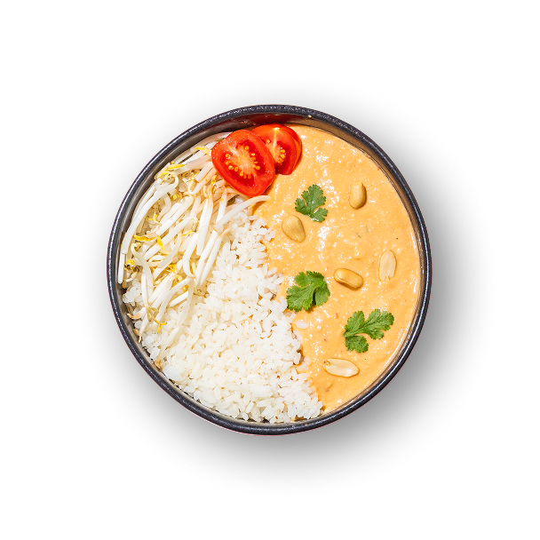 Eine Schüssel mit Reis, Sojasprossen und cremiger Orangensauce, garniert mit Erdnüssen, Koriander und geschnittenen Kirschtomaten auf schwarzem Hintergrund.