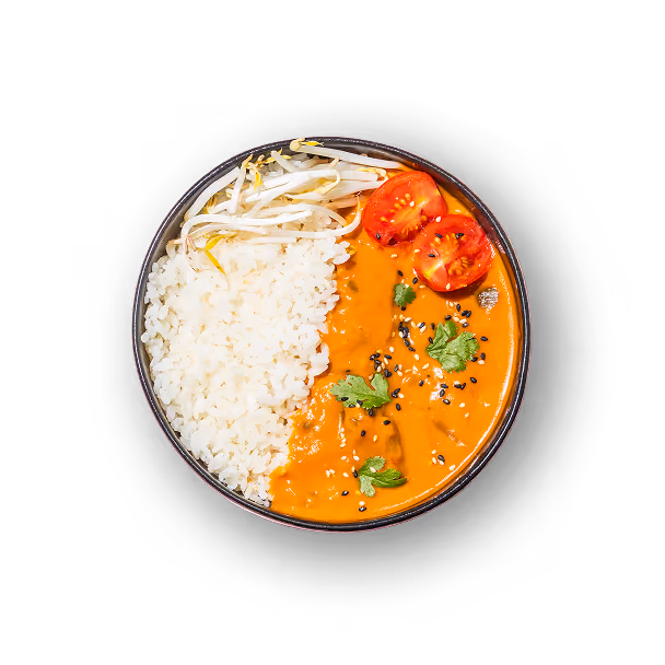 Eine runde Schüssel enthält weißen Reis, frische Sojasprossen und Orangencurry, garniert mit Tomatenscheiben, Koriander und schwarzen Sesamsamen auf schwarzem Hintergrund.