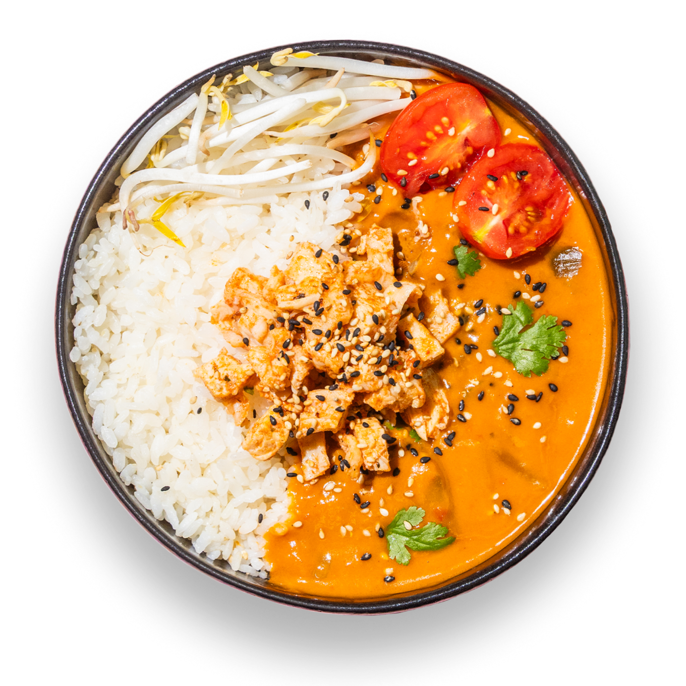 Eine Schüssel leuchtend orangefarbenes Curry mit Tofu, garniert mit Sesamsamen und Koriander. Dazu gibt es weißen Reis, Sojasprossen und Tomatenscheiben.