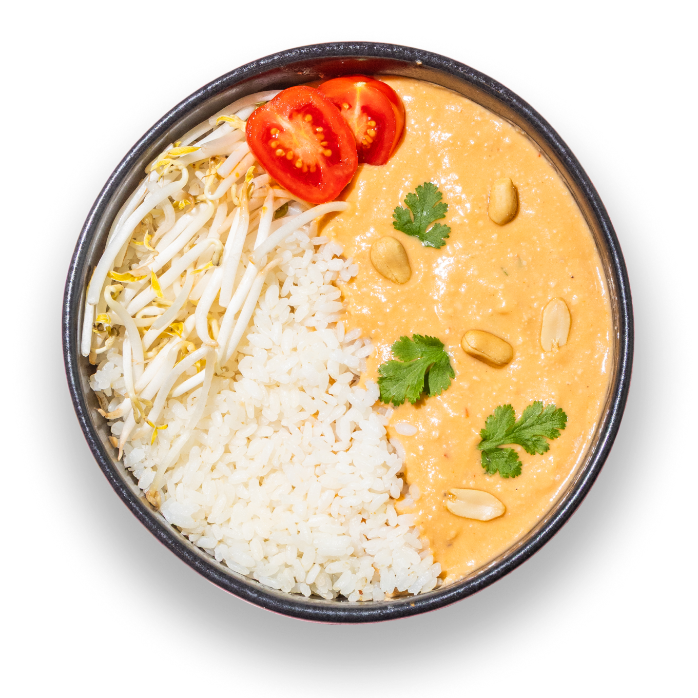Eine Schüssel mit Reis, Sojasprossen und cremiger Orangensauce, garniert mit Erdnüssen, Koriander und geschnittenen Kirschtomaten auf schwarzem Hintergrund.