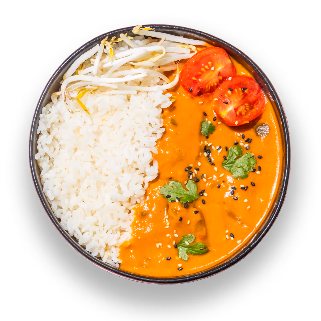 Eine runde Schüssel enthält weißen Reis, frische Sojasprossen und Orangencurry, garniert mit Tomatenscheiben, Koriander und schwarzen Sesamsamen auf schwarzem Hintergrund.