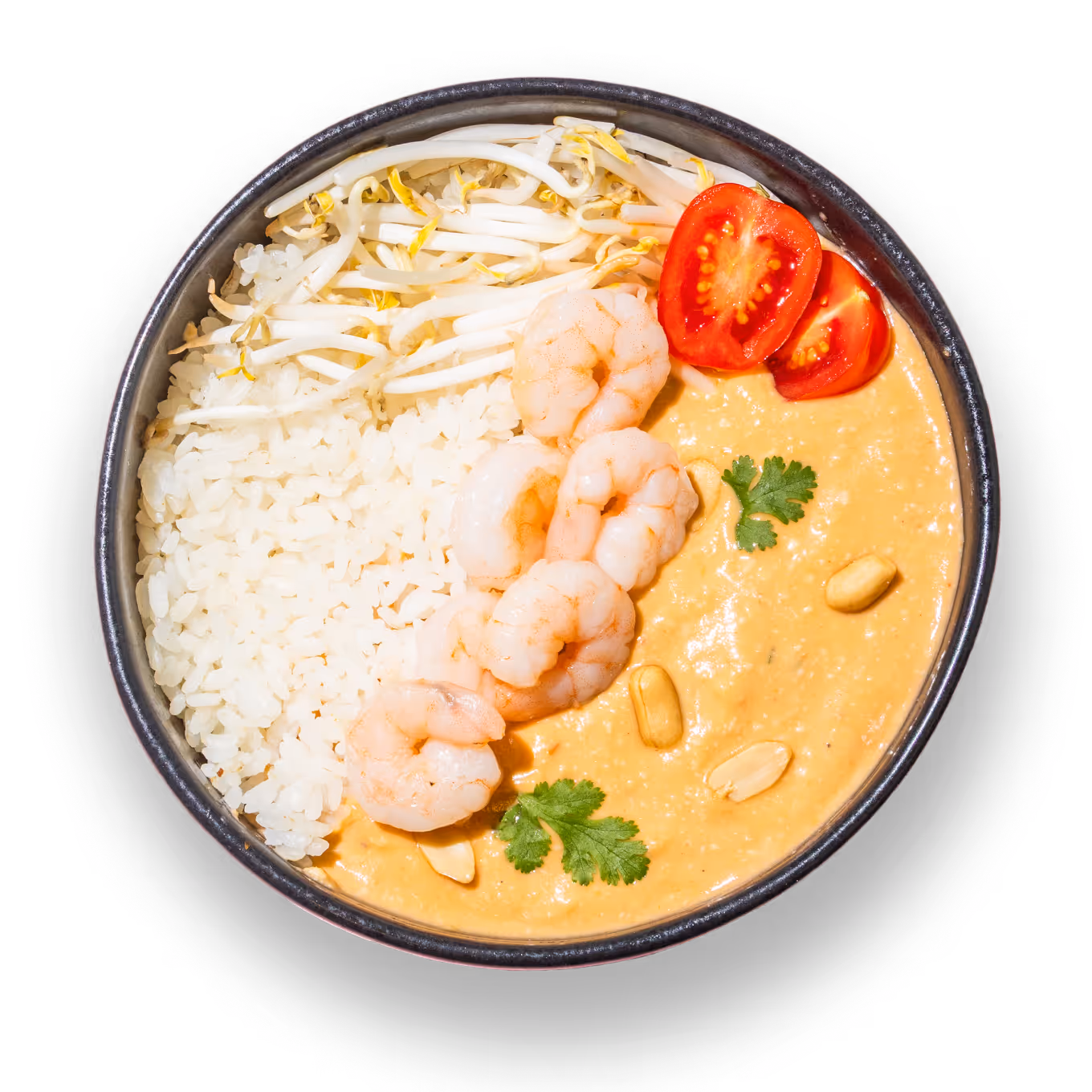 Eine Draufsicht auf eine Schüssel mit Garnelen, cremiger Sauce, Reis, Sojasprossen, Kirschtomatenscheiben, Erdnüssen und Koriander. Es ist farbenfroh und appetitlich.