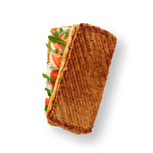 Gegrilltes Sandwich mit knusprigem Brot, gefüllt mit Salat, Tomaten und Käse, auf schwarzem Hintergrund, wodurch die frischen Zutaten und Texturen hervorgehoben werden.