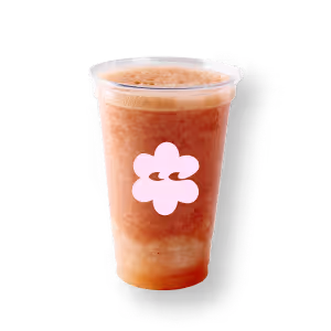 Ein eiskaltes, braun-oranges Getränk in einem durchsichtigen Becher mit einem rosa Blumenlogo vor schwarzem Hintergrund, das ein erfrischendes und modernes Gefühl vermittelt.