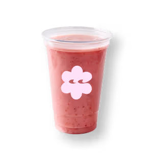 Ein Plastikbecher, gefüllt mit einem rosa Smoothie und mit einem weißen Blumenlogo auf der Vorderseite, vor einem schlichten schwarzen Hintergrund.