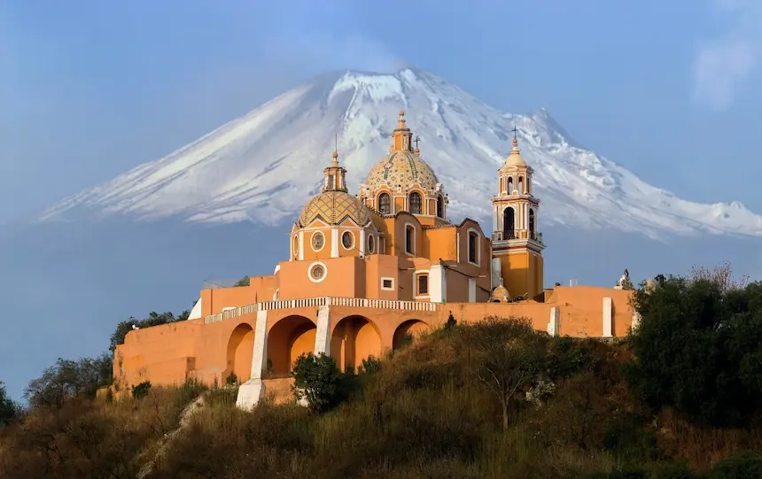 Iglesia de los Remedios de Cholula con clínicas veterinarias en los alrededores