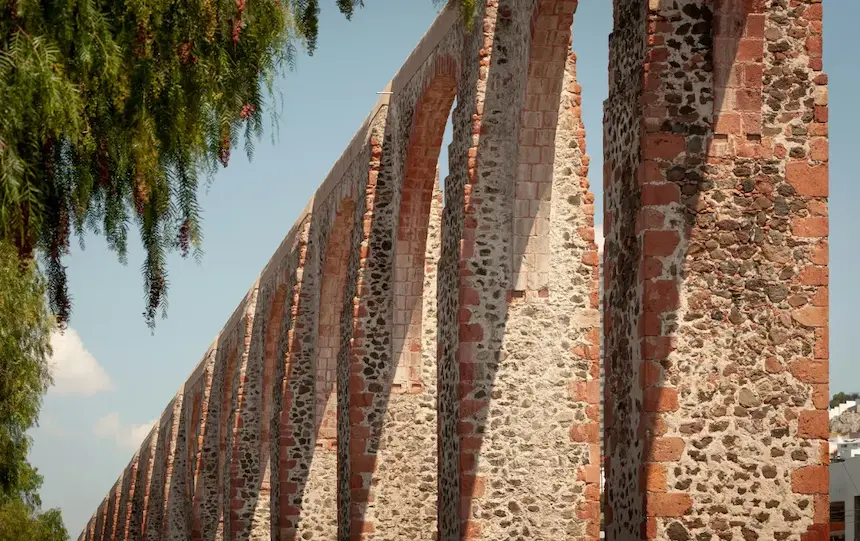 Vista del Acueducto de Querétaro cerca de servicios veterinarios