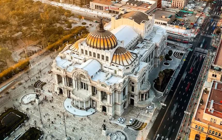 Ángel de la Independencia en Ciudad de México con clínicas veterinarias cercanas