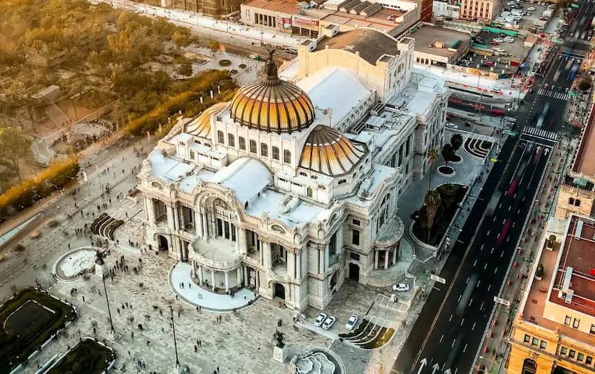 Ángel de la Independencia en Ciudad de México con clínicas veterinarias cercanas