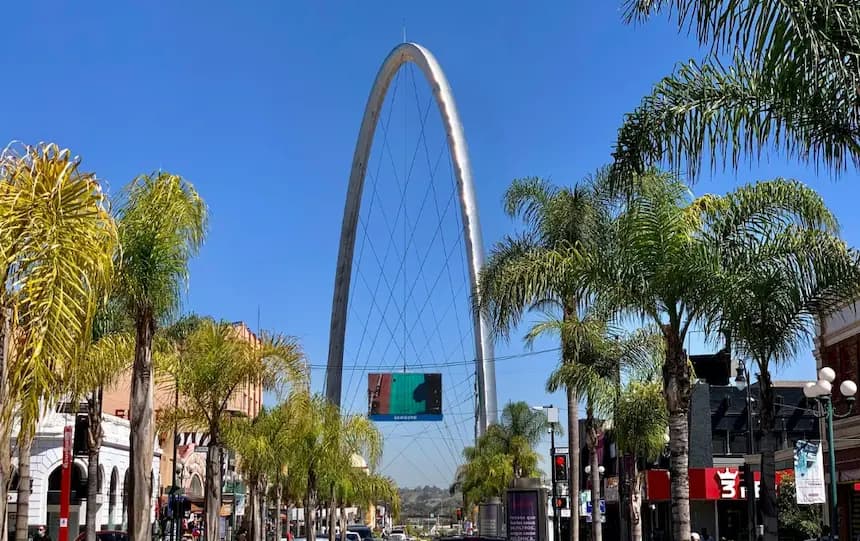 Vista del Arco Monumental de Tijuana cerca de servicios veterinarios