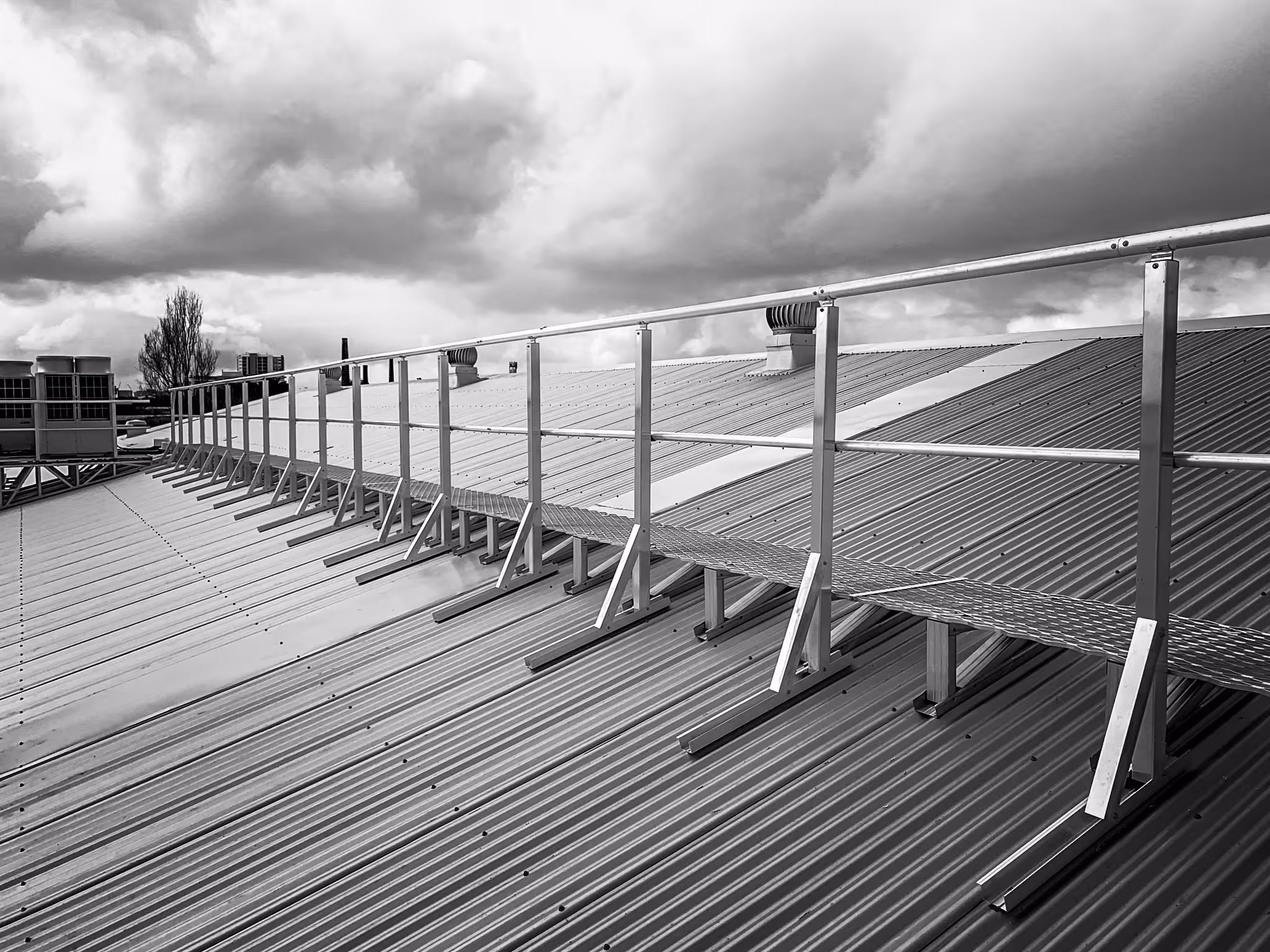 Rooftop walkway and guardrail access system