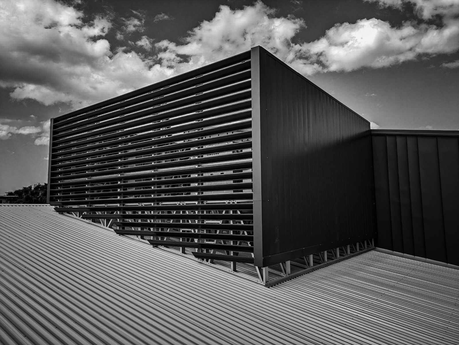 Acoustic screens installed on rooftop structure