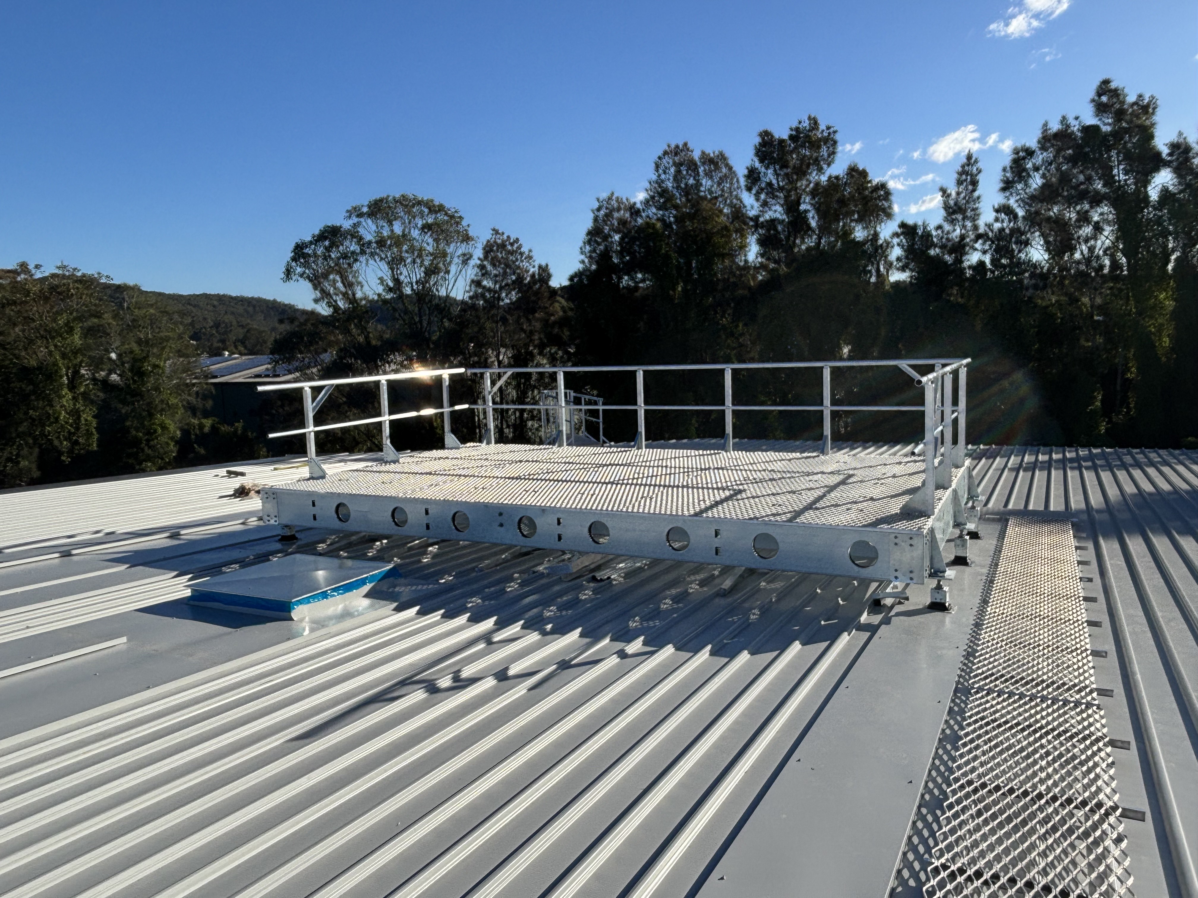 Rooftop guardrail and service platform