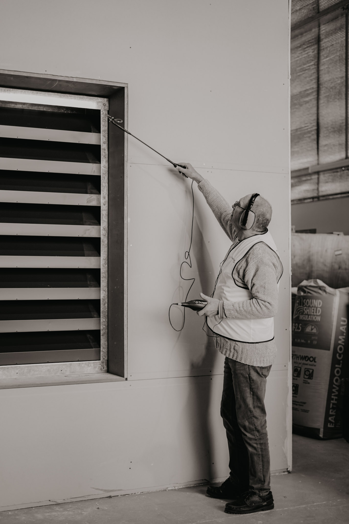 Acoustic testing setup for rooftop screen performance