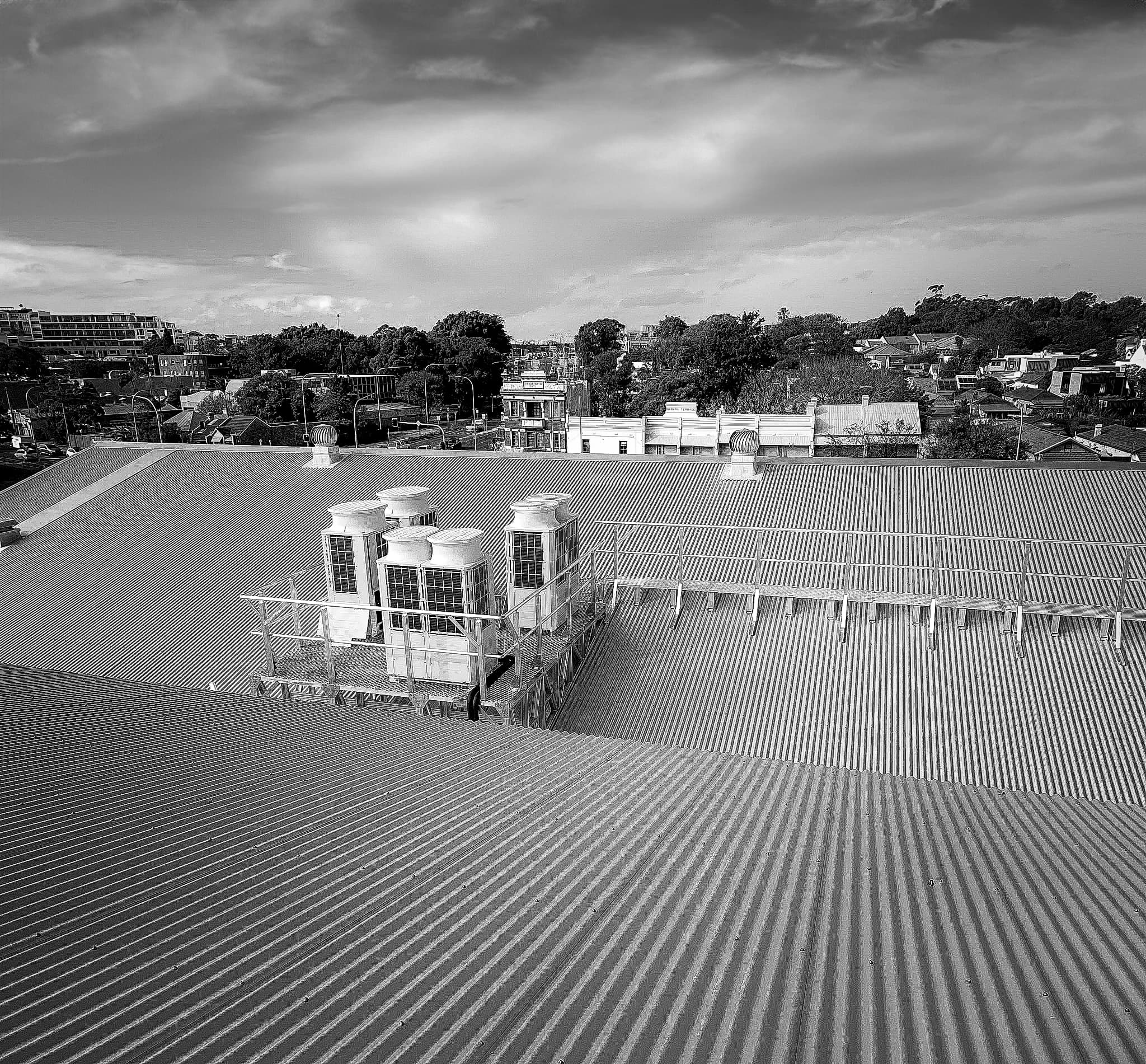 Rooftop walkway system with guardrails and platform access