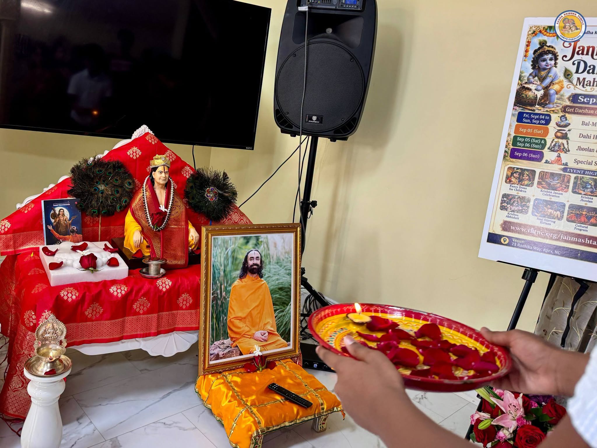 Aarti at the close of a past chanting session