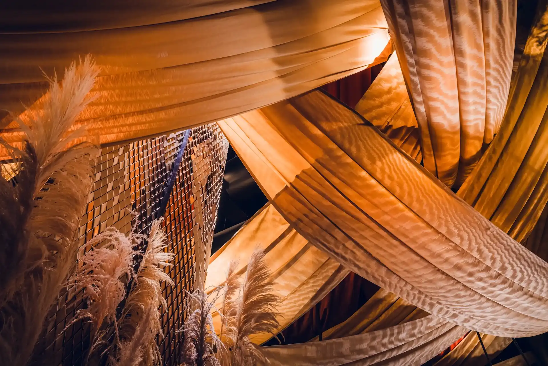 Strawfire layered ceiling fabric installation at Emirates Palace Mandarin Oriental Abu Dhabi featuring draped textile panels, warm ambient lighting, kumiko-inspired wall detailing and Japanese Warayaki design narrative in luxury restaurant interior.