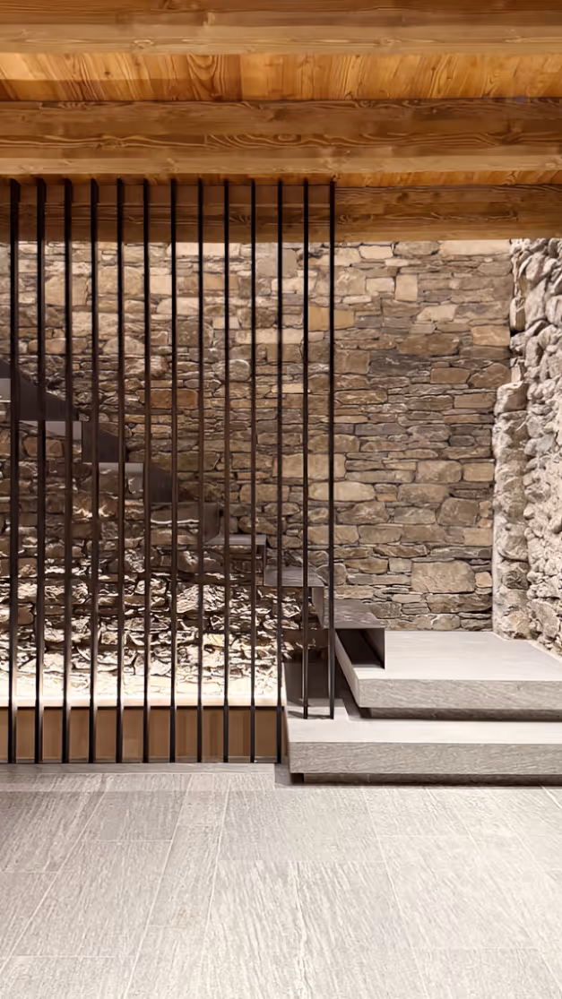 scala moderna in ambiente pietra BMA