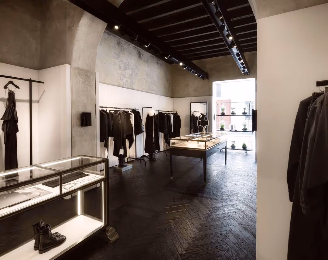 Arredamento boutique fashion BMA - espositori abbigliamento e illuminazione contract personalizzata