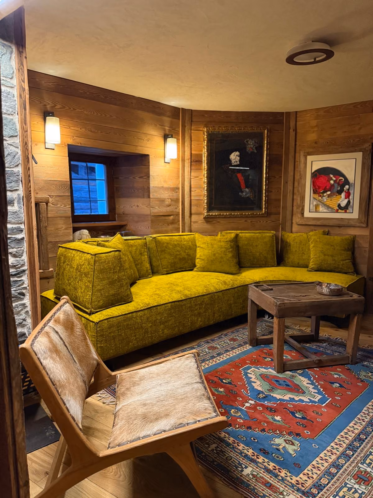 Salotto in chalet di montagna arredamento rustico moderno Bma contract Bergamo