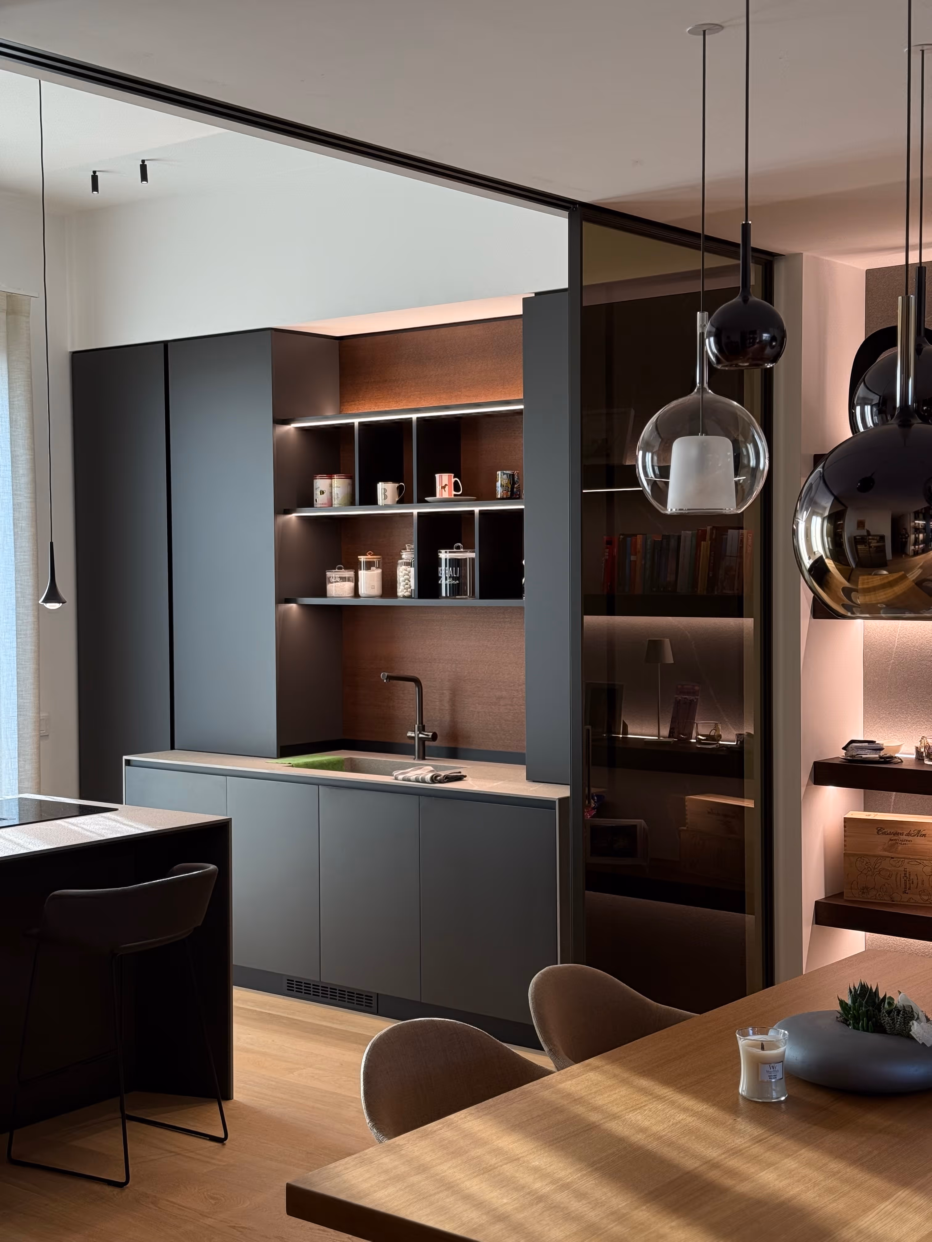 Cucina moderna design minimalista isola illuminazione a sospensione arredamento residenziale BMA italian contract & furniture