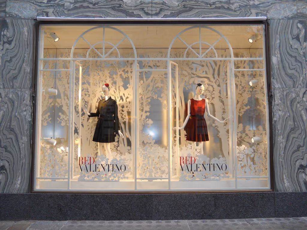 Vetrina Red Valentino Londra manichini illuminazione vetrina fronte strada