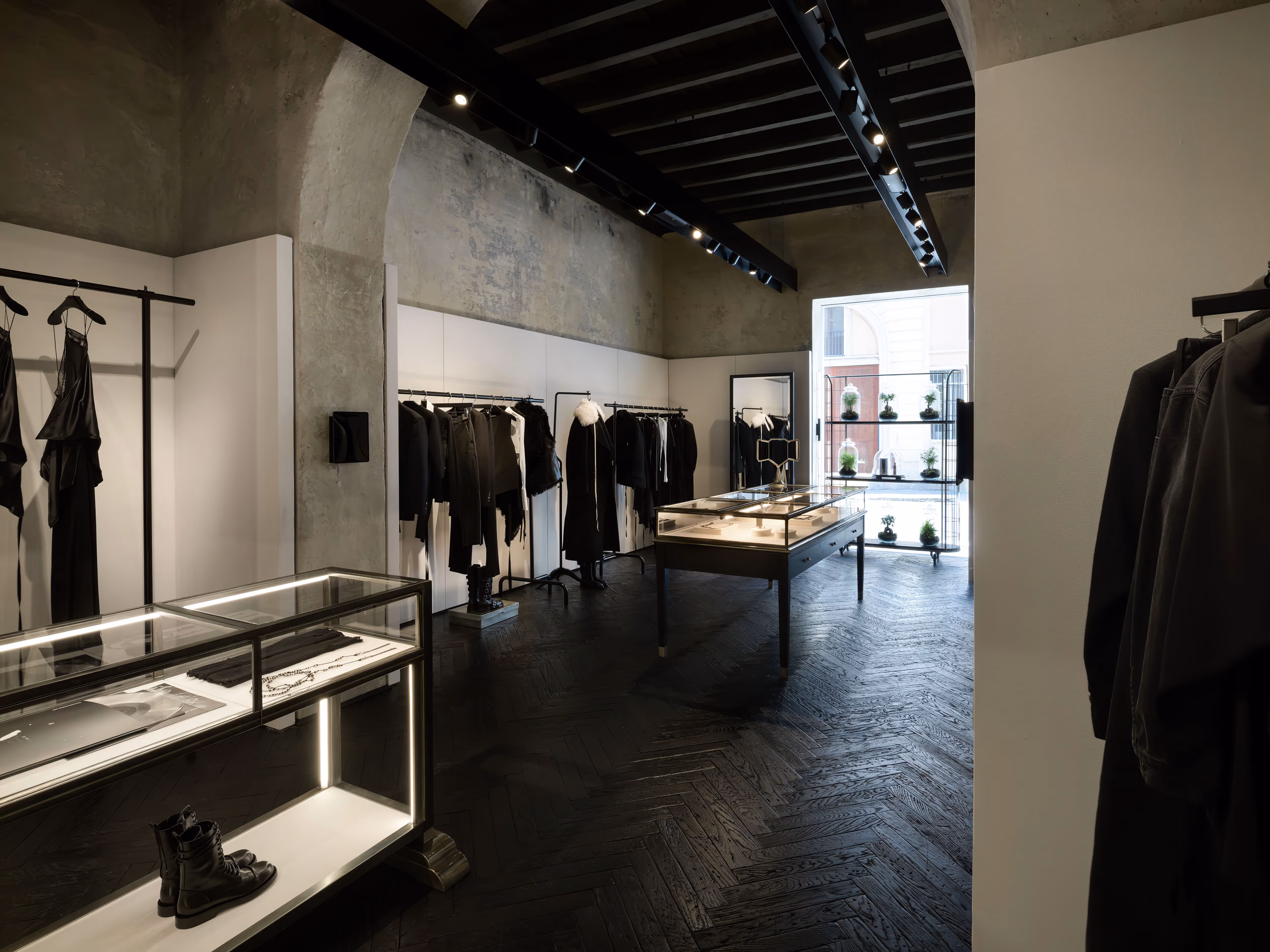 Interno di un negozio di abbigliamento Antonioli group Milano arredi BMA Contract Bergamo