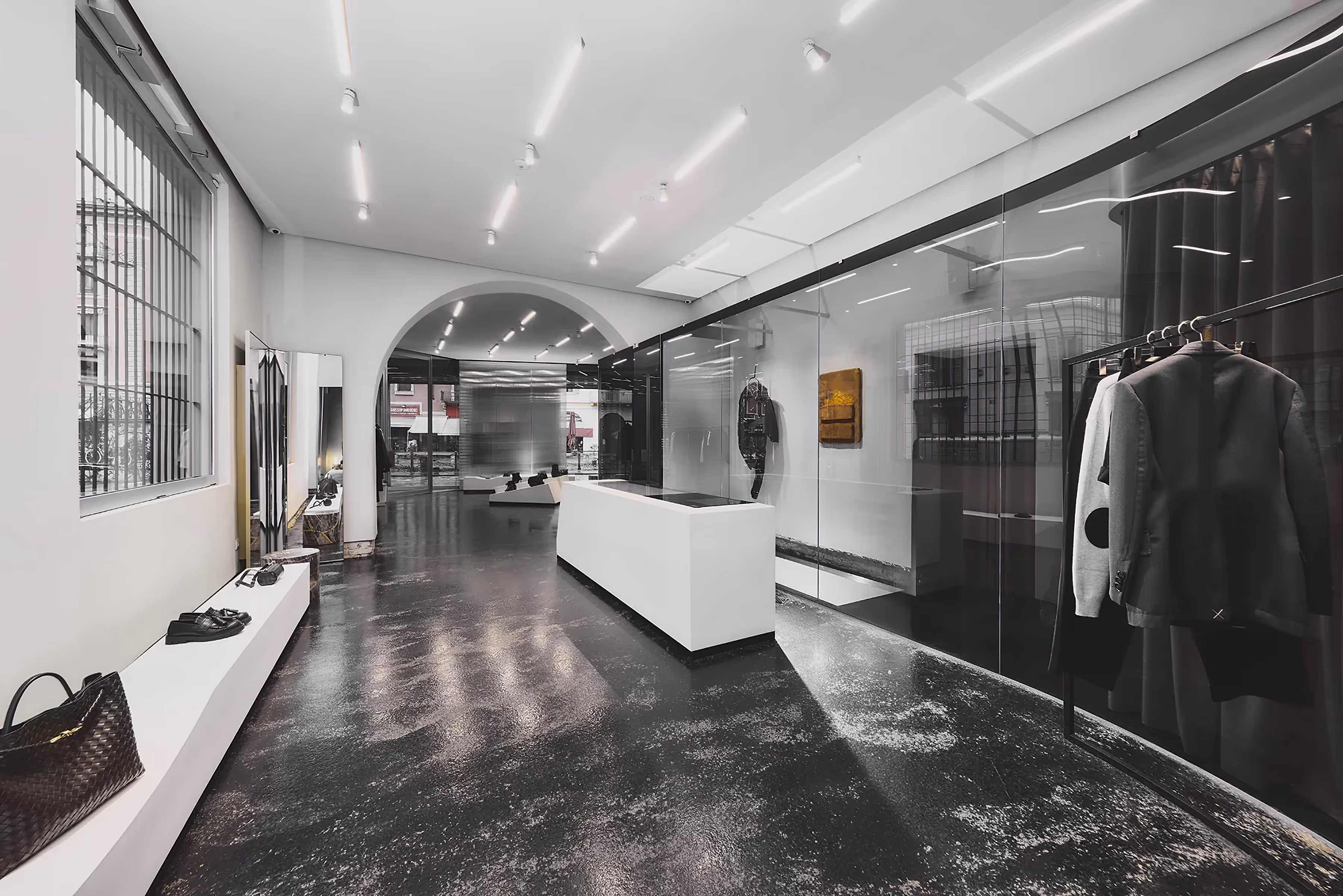 Negozio abbigliamento design moderno pavimento scuro Antonioli Milano produzione Bma italian contract & furniture