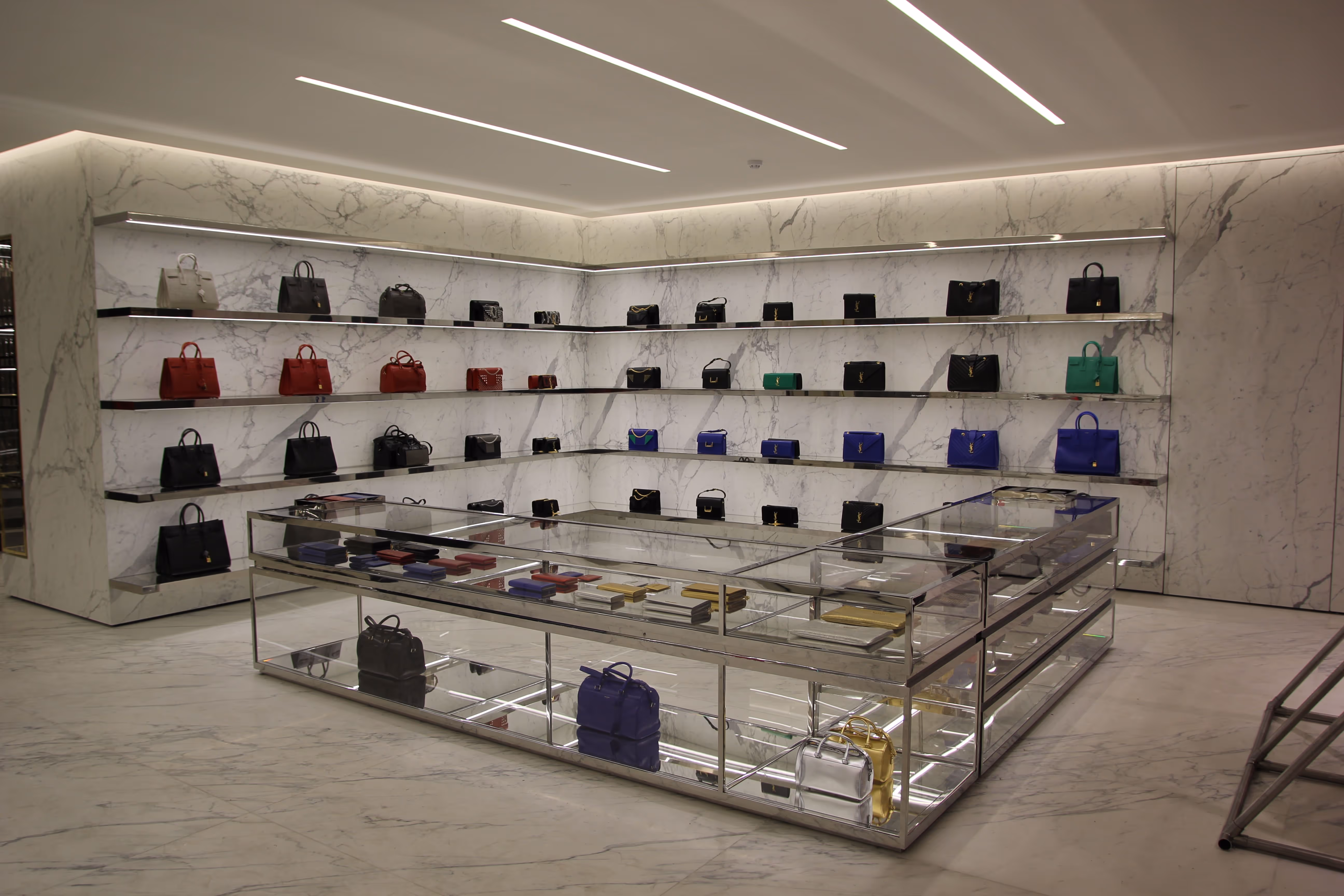 Interno boutique  borse marmo design minimalista brand leader moda